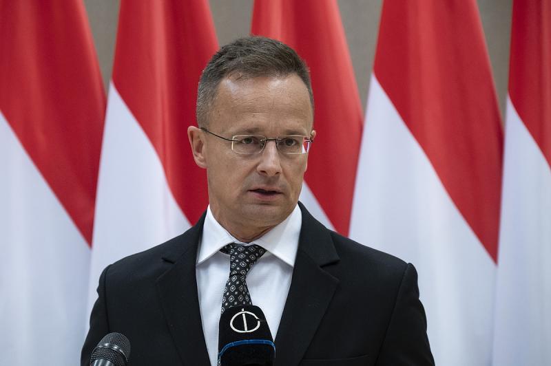 Biztosan lesznek még magyar űrhajósok a jövőben! A magyar űrkutatás fejlődése és a fiatal tehetségek elkötelezettsége révén új lehetőségek nyílnak meg. Az űr felfedezése izgalmas kihívásokat tartogat, és remélhetőleg egyre többen mernek majd álmodni a csi