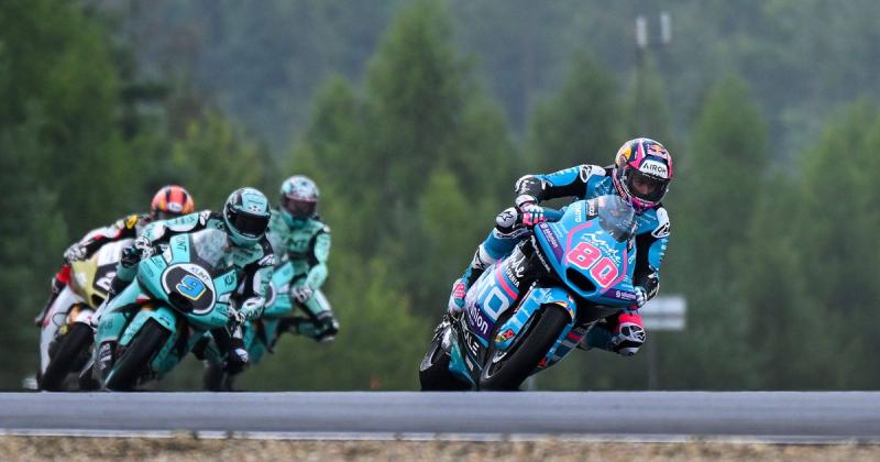 Látványos utolsó körrel zárult a Moto2 Magyar Nagydíj, amely sporttörténelmi győzelmet hozott!