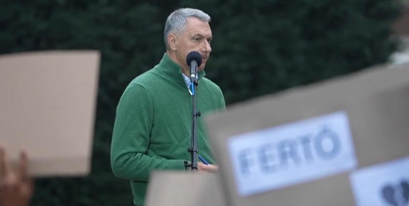 Miközben a kormány a megalapozatlan pedofilvádak ellen lép fel, Lázár János mindenféle bizonyíték nélkül vádolta meg ellenfelét pedofíliával.