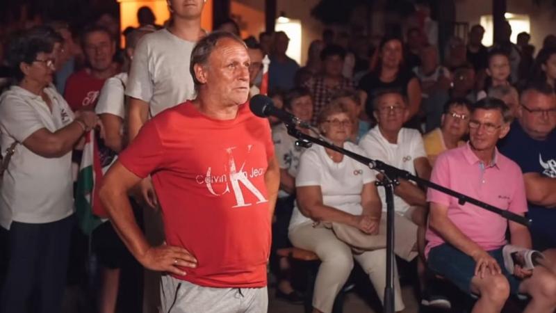 Akkor én is most úgy döntöttem, hogy felvarratom a magamra Sztálin ikonikussá vált bajszát!