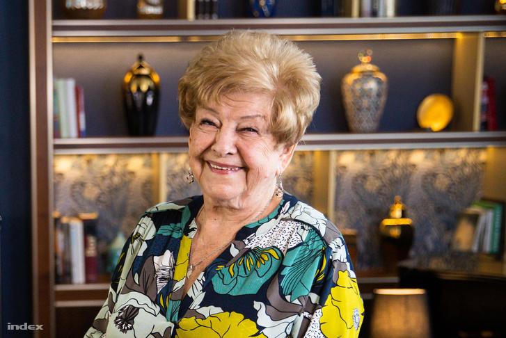 Pásztor Erzsi ismét feltűnt a színpadon, ahol humorral fűszerezett beszámolójában mesélt az életében történt kalamajkákról. Az előadás során sziporkázó poénokkal és szívhez szóló anekdotákkal szórakoztatta a közönséget, miközben a nevetés mögött a nehéz p