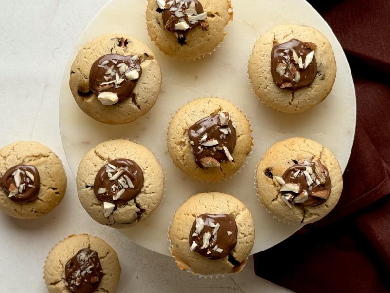 Természetesen! Íme egy egyedi recept a vegán nutellás muffinhoz:

**Kakaós Muffin Nutellás Töltelékkel**

Hozzávalók:

*Muffin tésztához:*
- 250 g teljes kiőrlésű liszt
- 50 g kakaópor
- 100 g nádcukor vagy kókuszvirágcukor
- 1 teáskanál szódabikarbóna
- 