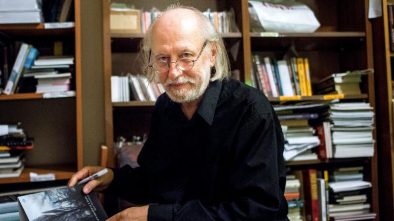 Krasznahorkai László, a legújabb Nobel-díjas, megszólalt, és üzenete a magyarok számára meghatározó jelentőséggel bír. A Pénzcentrum beszámolója alapján a kiemelkedő író gondolatai és üzenete most különösen aktuálisak a hazai közönség számára.