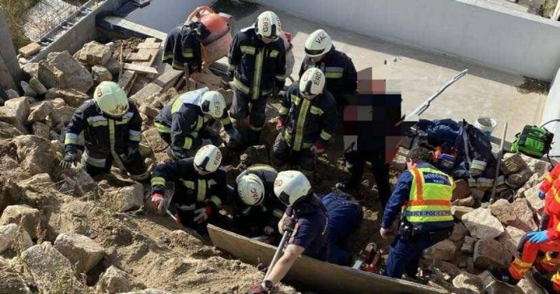 Dőlt támfal zúdult munkásokra Biatorbágyon, a romok közé szorultak – Képes beszámoló.