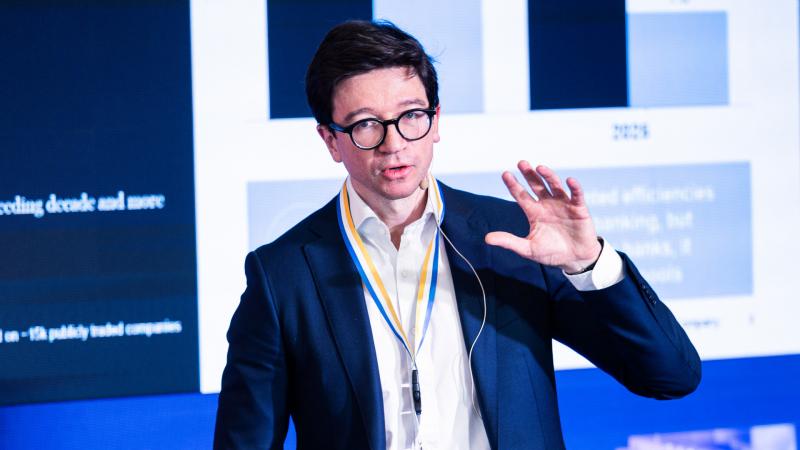 Az AI-forradalom küszöbén áll a pénzügyi szektor, és aki nem lép a változások irányába, az könnyen háttérbe szorulhat. Az alkalmazkodás már nem csupán lehetőség, hanem elengedhetetlen követelmény a túléléshez.