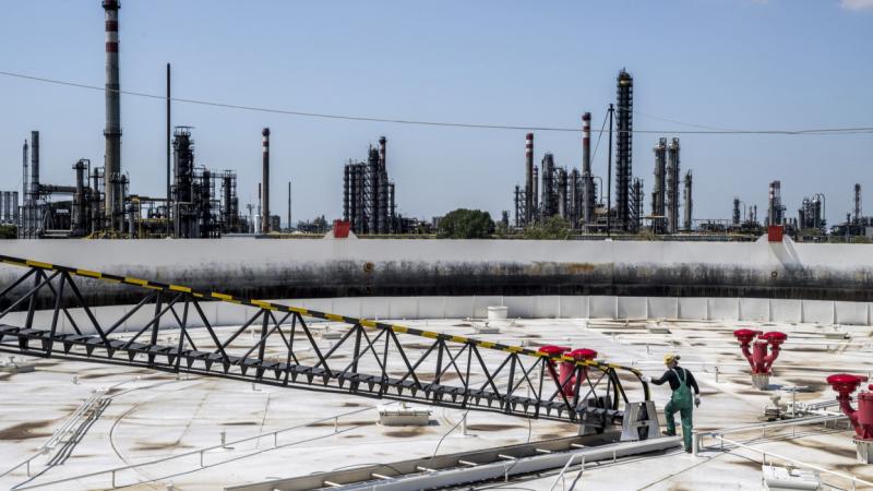 Mi állhat a százhalombattai finomítóban történt tűzeset hátterében? Hernádi Zsolt, a MOL elnök-vezérigazgatója, rendkívüli bejelentéssel lepte meg a közvéleményt - értesült a Pénzcentrum.