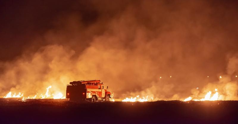 Katasztrofális tűzvész tört ki egy dunántúli gyártelepen. Az esemény hatalmas füstfelhőt idézett elő, amely az égboltra is rányomta bélyegét. A lángok gyorsan terjedtek, és az ott dolgozók azonnali evakuálására volt szükség. A tűzoltók heroikus erőfeszíté