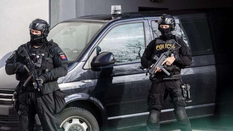 Rendőrségi razzia Nyugat-Szlovákiában – korrupcióval kapcsolatos gyanúk alapján több egyént vettek őrizetbe.