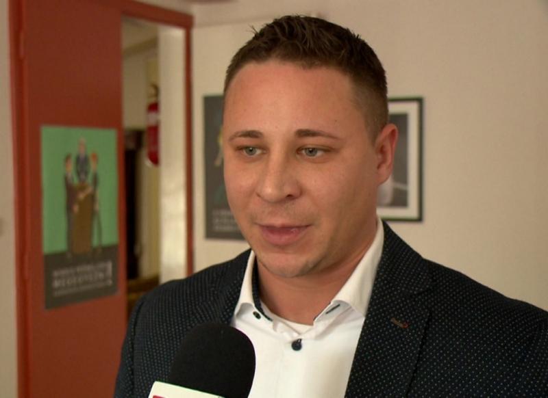 Egy siófoki büfében bukkant fel a házi őrizet alatt álló Schadl György, akiről Hadházy Ákos osztott meg egy fotót. A képen látható helyszín és a helyzet különös kontrasztot alkot a politikai eseményekkel, amelyek körülötte zajlanak.