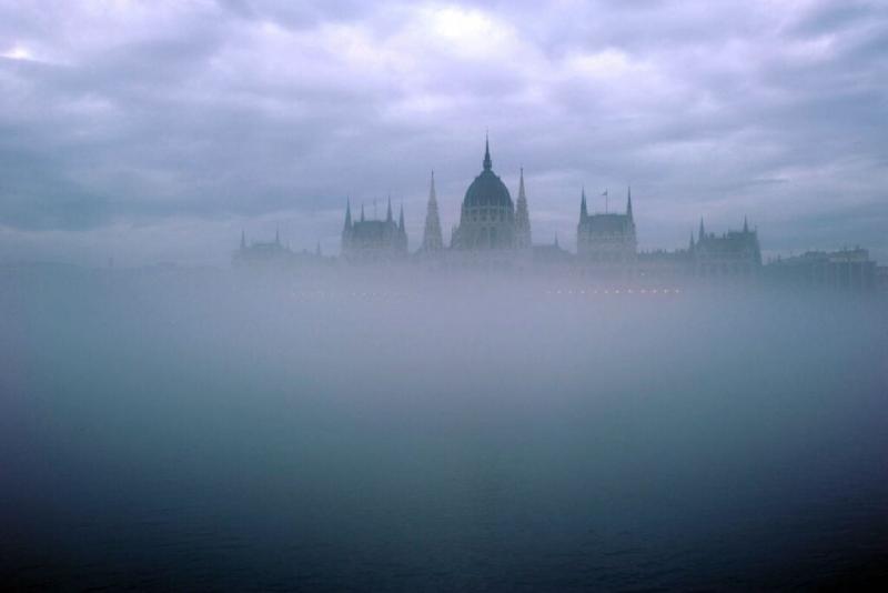Pénteken borongós, szürke égbolt és helyenként esőcseppek várnak ránk.